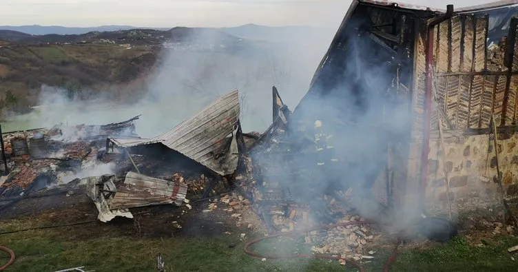 Köy evinde yangın, bir kişinin cansız bedenine ulaşıldı