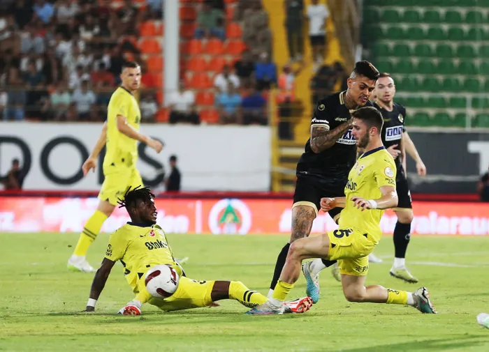 son-dakika-haberleri-yenilgisiz-fenerbahce-alanyaspor-deplasmanina-konuk-oluyor-kanarya-ilk-yari-golu-buldu-1695581646621.jpg