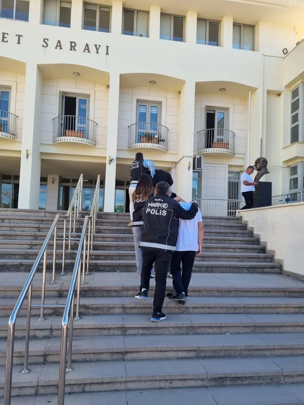 muglada-uyusturucu-tacirlerine-operasyon-8-supheli-tutuklandi-1763484701850.jpg