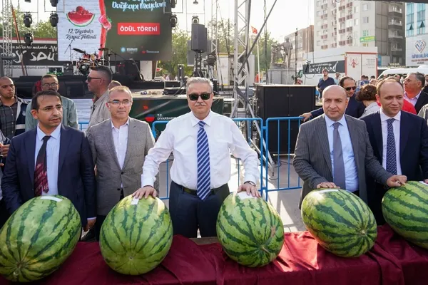 12diyarbakir-karpuz-festivali-coskuyla-gerceklestirildi-1663841282298.jpg
