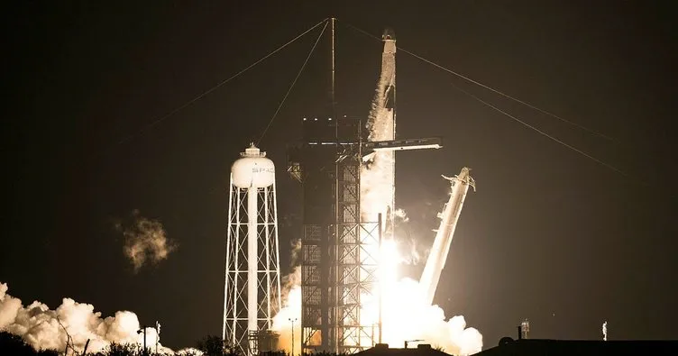 NASA, 4 astronotu taşıyan SpaceX’e ait uzay aracını fırlattı