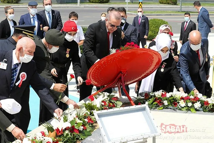 Son dakika! Başkan Erdoğan, 15 Temmuz Şehitler Anıtı’na çelenk bıraktı