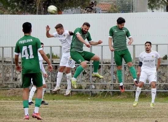 Alaçatıspor, yenilenen sahasında 2-1 galip geldi