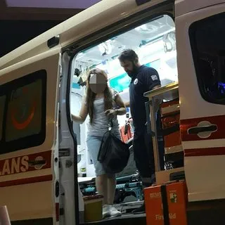 Erkek arkadaşı dövüp, mezarlık önünde otomobilden attı