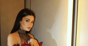 Hande Erçel’den Paris’te iddialı şıklık! Kırmızı-siyah elbisesi olay oldu