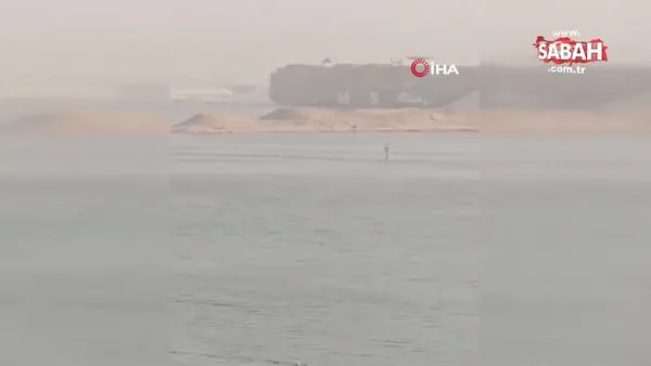 Süveyş Kanalı’nda yük gemisi karaya oturdu | Video