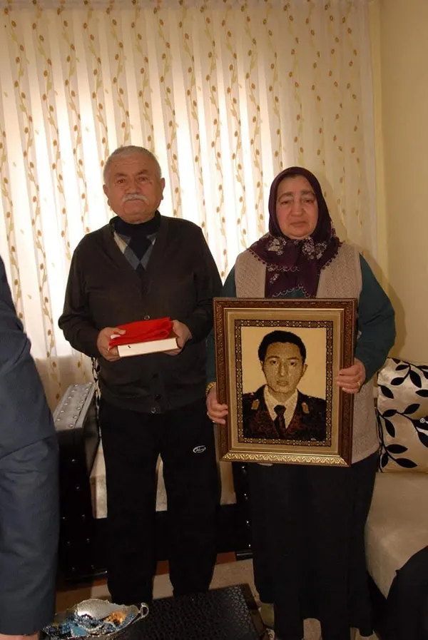evlat-hasretiyle-gecen-18-yil-sehit-ustegmenin-anne-ve-babasinin-bayram-nobeti-1779876124062.jpg