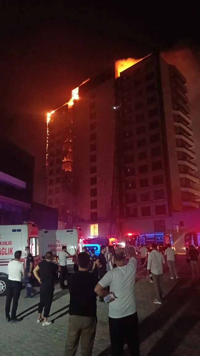 diyarbakirda-plaza-yangini-1787523179044.jpg