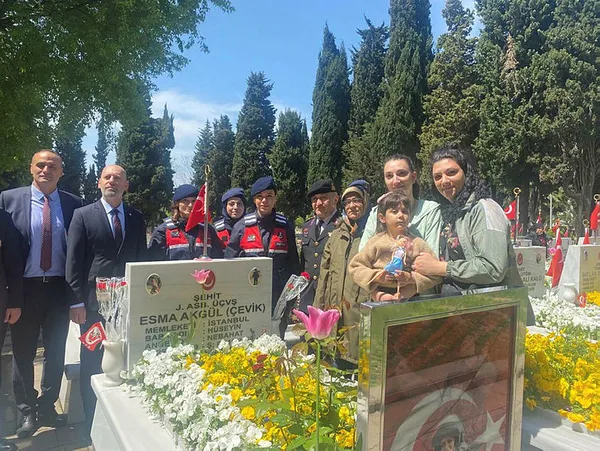 bayram-ziyaretinde-huzun-ve-gurur-bir-arada-turkiye-arife-gunu-sehitlerine-kostu-1651463238722.jpg
