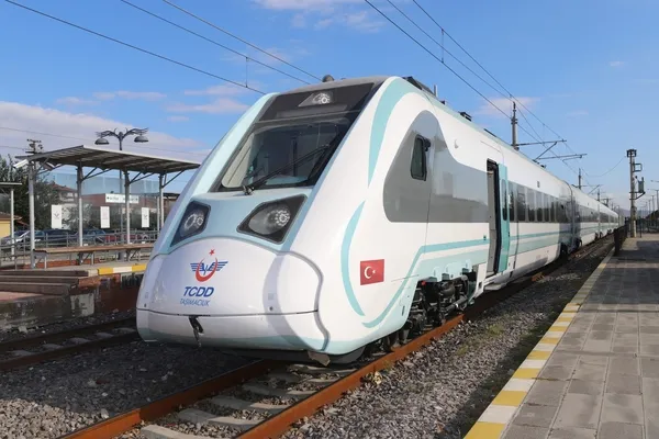 yerli-ve-milli-elektrikli-tren-ilk-kez-istanbul-hattindabakan-uraloglu-ilk-seferin-tarihini-acikladi-1784367684070.jpeg