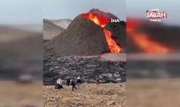 İzlanda’da patlayan volkanın önünde voleybol maçı