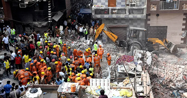 Hindistan’da bina yerle bir oldu: 11 ölü