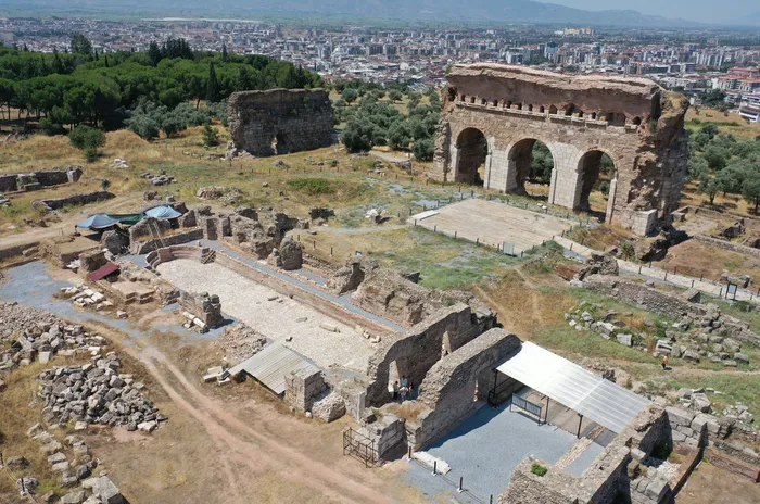 bakan-ersoy-tralleiste-2-bin-yillik-300-kisilik-antik-havuz-gun-yuzune-cikarildi-1785829096266.jpg