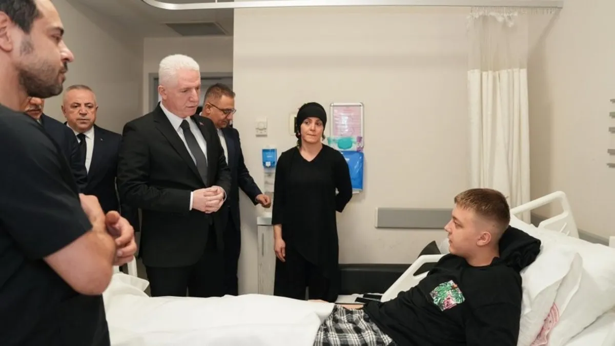 İstanbul Valisi Davut Gül Çekmeköy’deki lisede bıçaklanan öğrenciyi ziyaret etti İstanbul Valisi Davut Gül Çekmeköy’deki lisede bıçaklanan öğrenciyi ziyaret etti