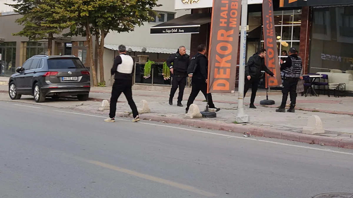 Malatya’da korkutan anlar: İntihar girişiminde bulunan kadın ekipleri harekete geçirdi! Malatya’da korkutan anlar: İntihar girişiminde bulunan kadın ekipleri harekete geçirdi!