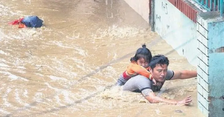 Nepal heyelan ve sele teslim: 30 ölü