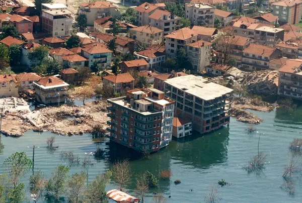 17 Ağustos 1999 depremi nerede oldu? 17 Ağustos depremi şiddeti kaç, merkez üssü neresi, kaç kişi vefat etti?