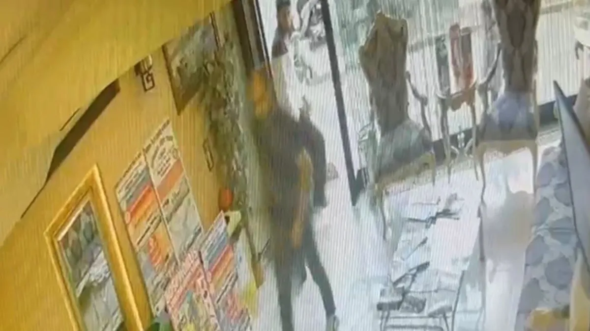 Böcek ailesinin öldüğü otelden yeni görüntüler! İşte ilaçlama çalışanının otele giriş anı Böcek ailesinin öldüğü otelden yeni görüntüler! İşte ilaçlama çalışanının otele giriş anı