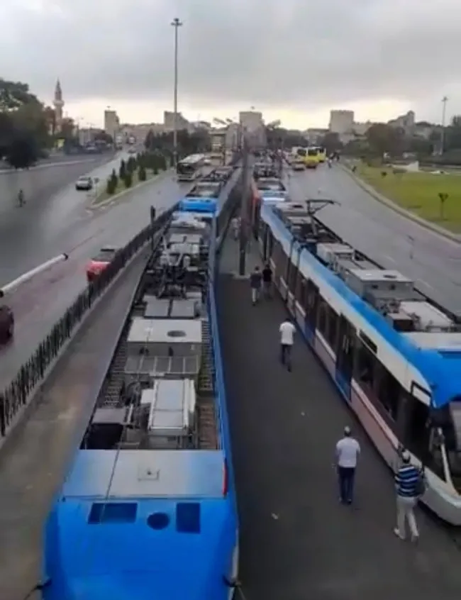 istanbulda-yine-ulasim-rezaleti-tramvay-arizalandi-otobusun-kapisi-dustu-1630328637495.jpg