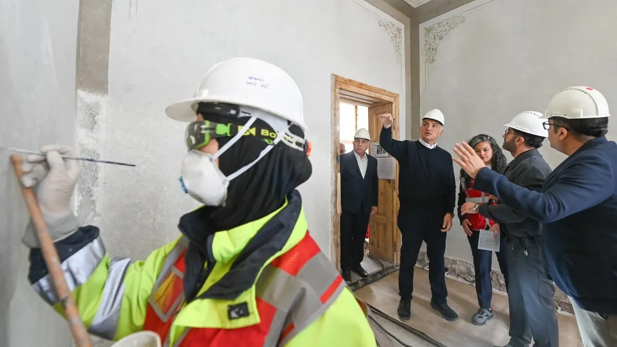 Sirkeci Garı'nın dış cephesi, restorasyon çalışmaları devam ederken görünüyor.