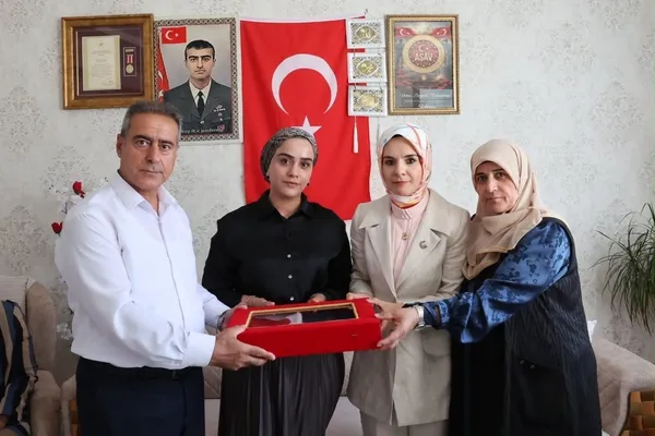 bakan-goktas-diyarbakirda-sehit-ailesini-ziyaret-etti-1781283106098.jpg
