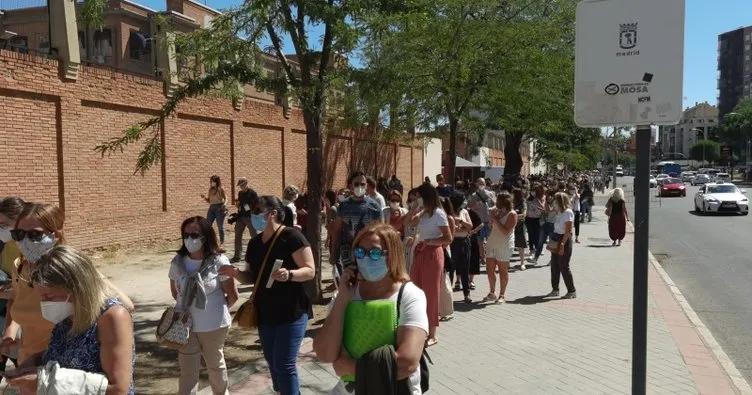 Madrid’de binlerce öğretmen ve okul çalışanı koronavirüs testi yaptırdı