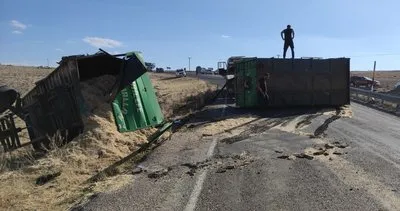 Sivas’ta traktörün saman dolu iki römorku devrildi
