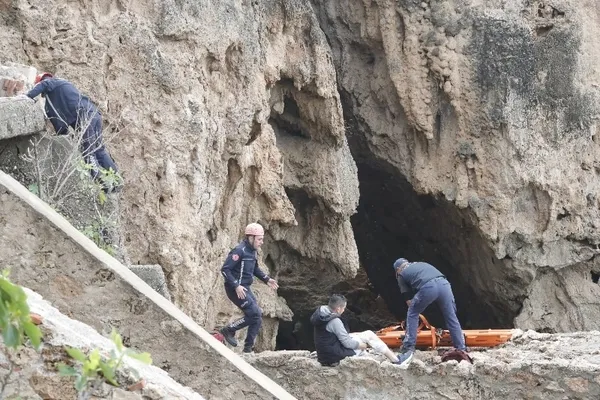 antalyada-falezlerden-dusen-balikci-1-saatlik-operasyonla-kurtarildi-1743581543067.jpg
