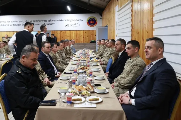 bingol-valisi-celik-jandarma-personeliyle-iftarda-bulustu-1772608076393.jpg