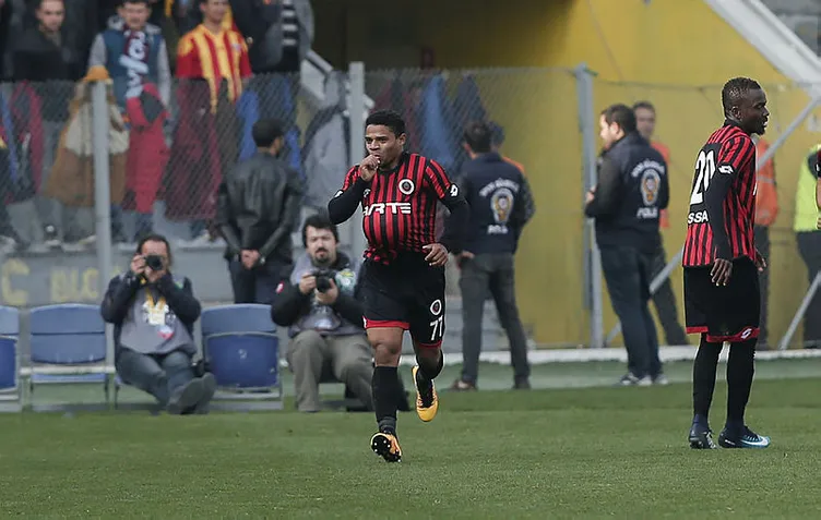 Jailton, İstiklal Marşı sırasında bayrağa döndü