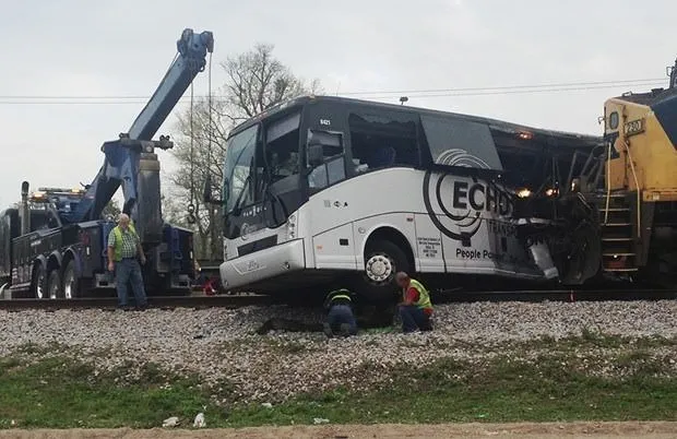 ABD’de yük treni yolcu otobüsüne çarptı: 3 ölü