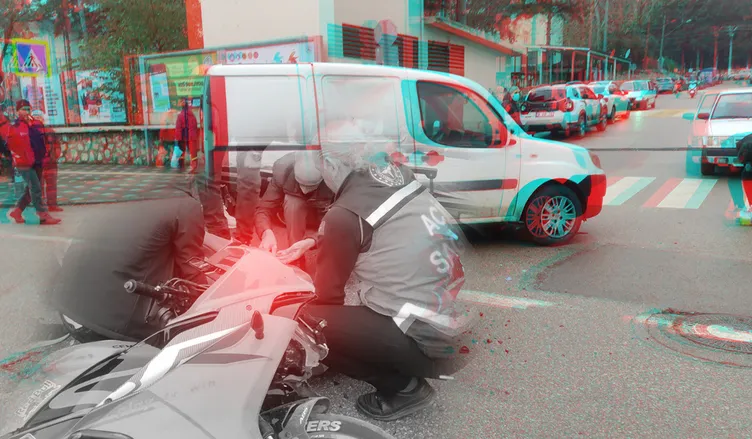 Bursa’da motosikletle ticari araç çarpıştı: İki genç ağır yaralandı!