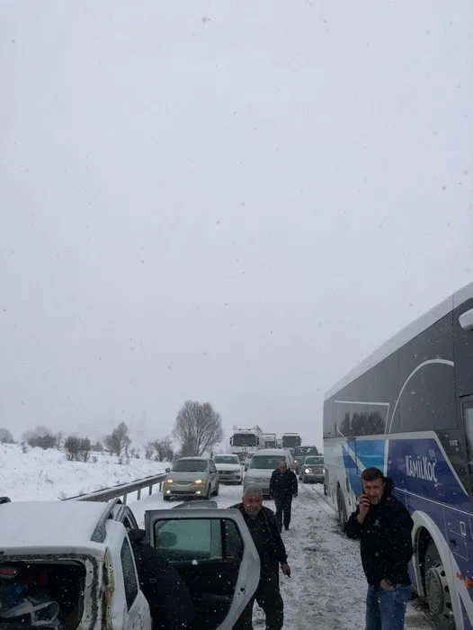 Yağan kar felakete yol açtı! Ulaşıma kapanan yolda büyük kaza!