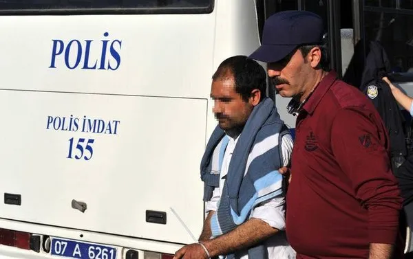 Taş atan çocukları terlikle kovaladı