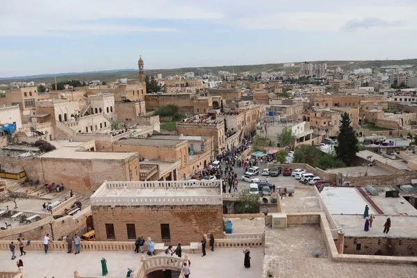 binlerce-turist-bayramda-midyata-akin-etti-1682246447472.jpg