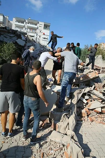 İzmir'den son dakika: Türkiye İzmir'e ağlıyor! AFAD afet bölgesindeki son durumu bildirdi! 39 ölü 896 yaralı