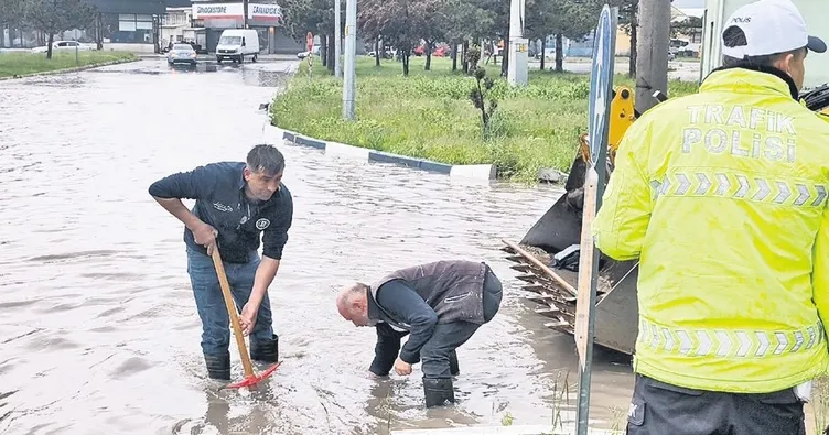 Sağanak ve dolu aniden vurdu