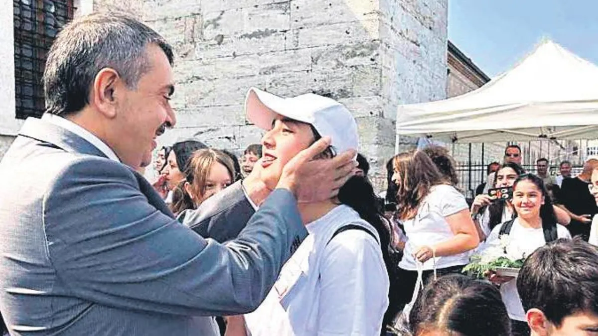 Bakan Tekin geleceğin yazarlarıyla buluştu Bakan Tekin geleceğin yazarlarıyla buluştu