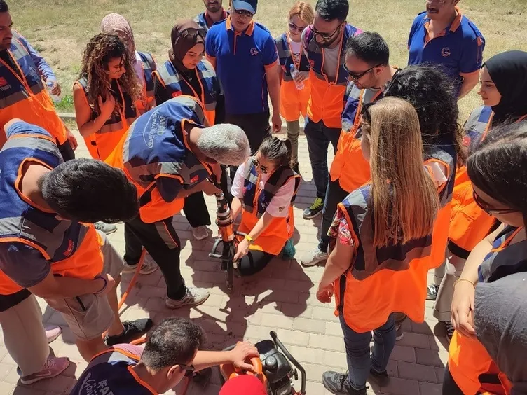 Depremden sağ kurtulan Meryem AFAD gönüllüsü oldu