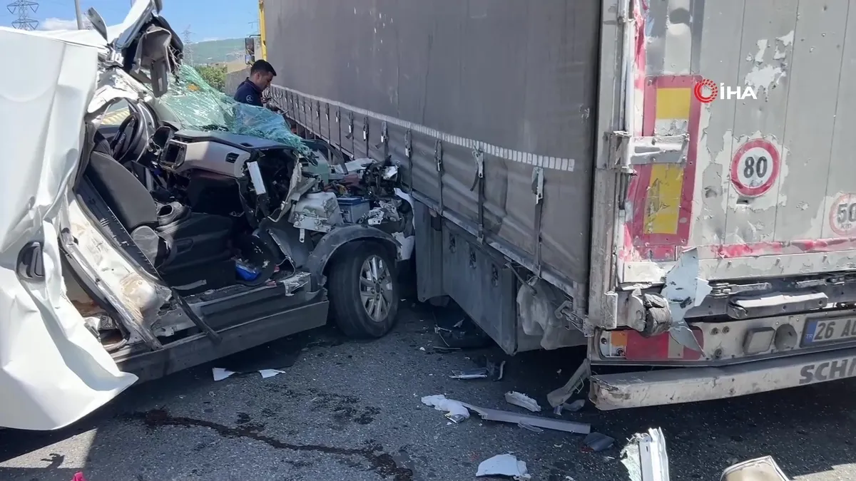 Sancaktepe’de tıra çarpan araç hurdaya döndü! 2 yaralı | Video videosunu izle Sancaktepe’de tıra çarpan araç hurdaya döndü! 2 yaralı | Video videosunu izle