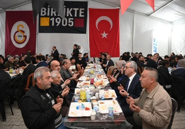 baskan-gungor-galatasaray-konteyner-kentte-vatandaslarla-iftar-yapti-1710506402374.jpg