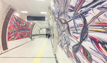 Metrolardaki resimlerini milyonlar görüyor
