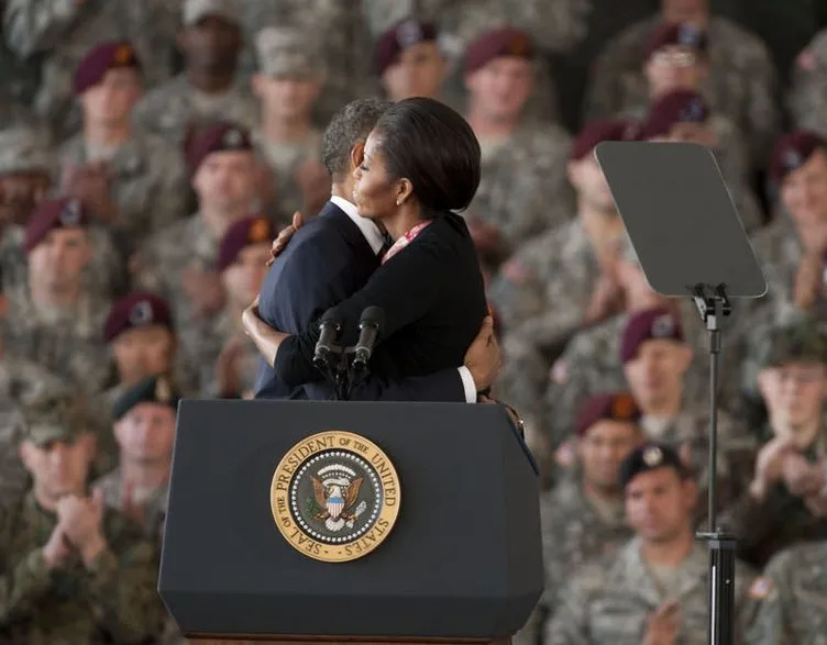 Obama’dan askerlere saygı duruşu