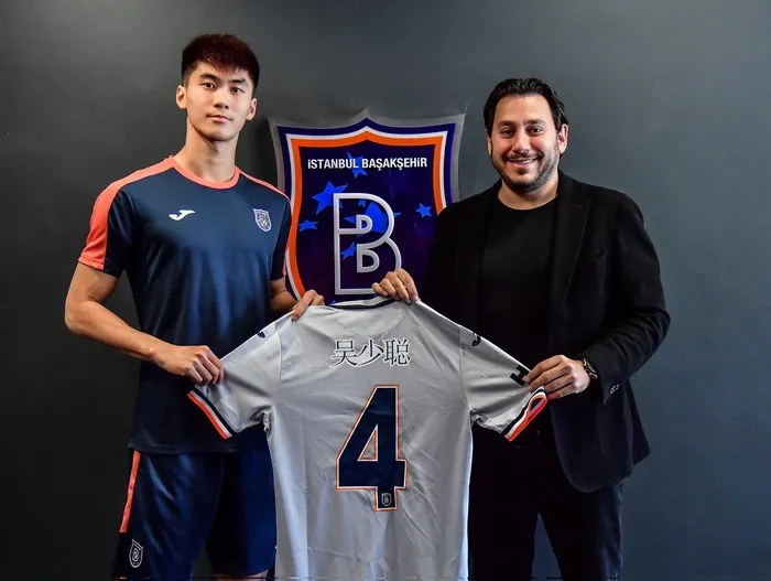 basaksehir-cinli-stoper-shaocong-wu-ile-imzaladi-1673348749528.jpg