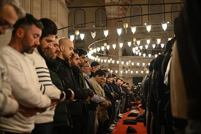 kadir-gecesinde-camiler-dolup-tasti-eller-semaya-yukseldi-1773687490046.jpeg (800×534)