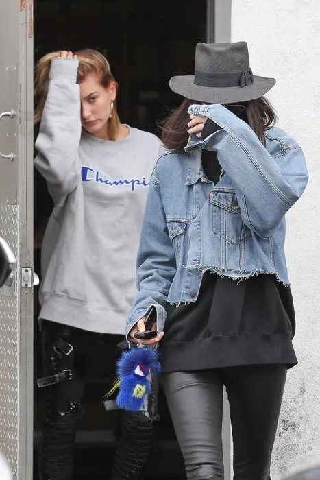 Kendall Jenner’ın yüzüne ne oldu?