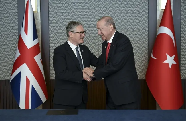 son-dakika-liderler-zirvesi-sonrasi-kritik-gorusmeler-baskan-erdogan-starmer-ile-bir-araya-geldi-1783525470929.jpg (2048×1332)