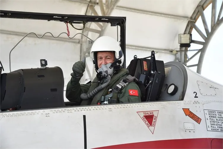 Genelkurmay Başkanı Akar eğitim uçağıyla uçtu