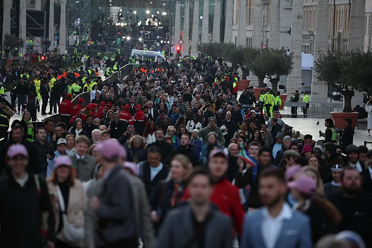 Vatikan Papa Franciscus'u uğurluyor! Yüz binler akın etti: Dünya liderleri Roma’da