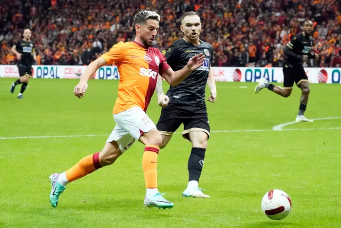 son-dakika-haberi-galatasaraydan-gol-yagmuru-cimbom-alanyasporu-farkli-gecti-1700934715780.jpg